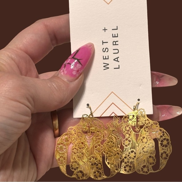 West + Laurel gold ton lightweight new pierced earrings - Picture 1 of 5